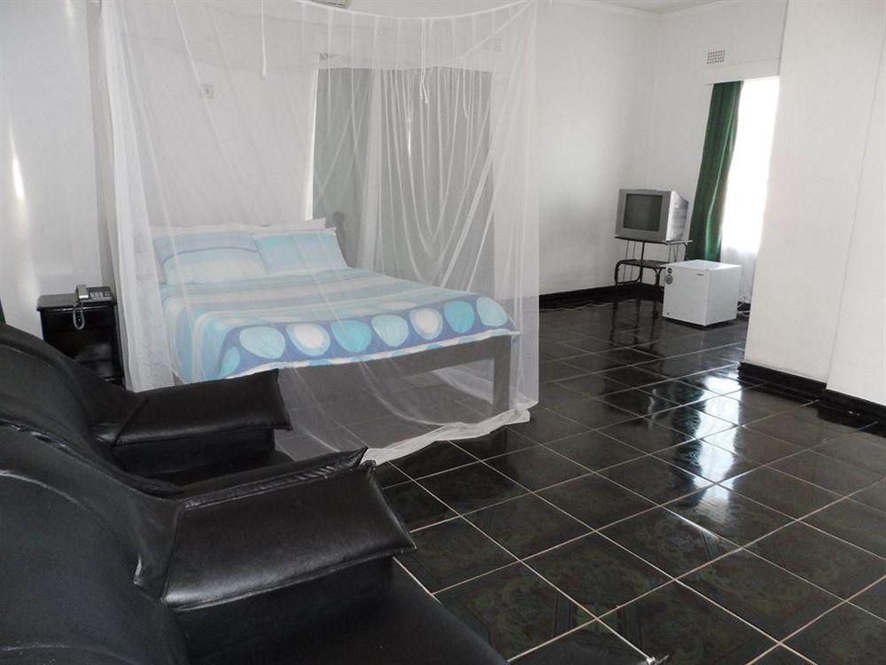 Skinny Hippos Lodge Mangochi Екстер'єр фото