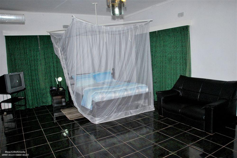 Skinny Hippos Lodge Mangochi Екстер'єр фото