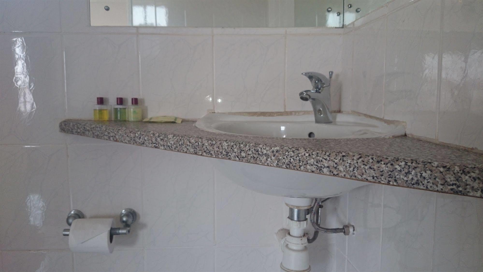 Skinny Hippos Lodge Mangochi Екстер'єр фото